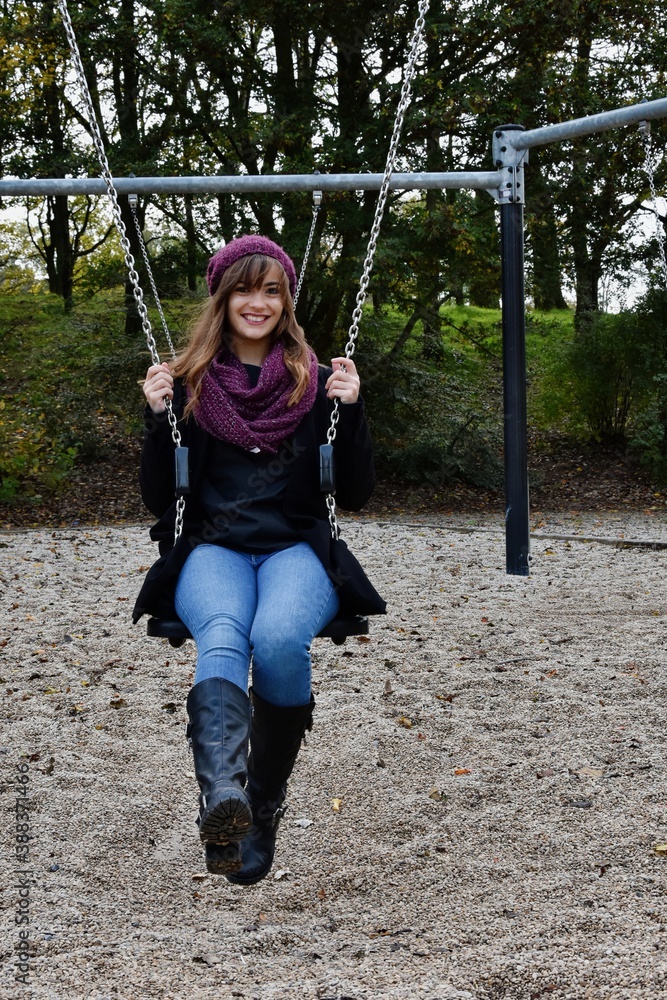 Femme heureuse de faire de la balançoire