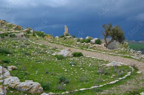 Vistas sobre las ruinas de la ciudad romana de Dougga en el norte de Tunez photo