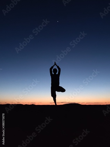 Yoga Silhouette im Sonnenuntergang in der Wüste von Marokko 