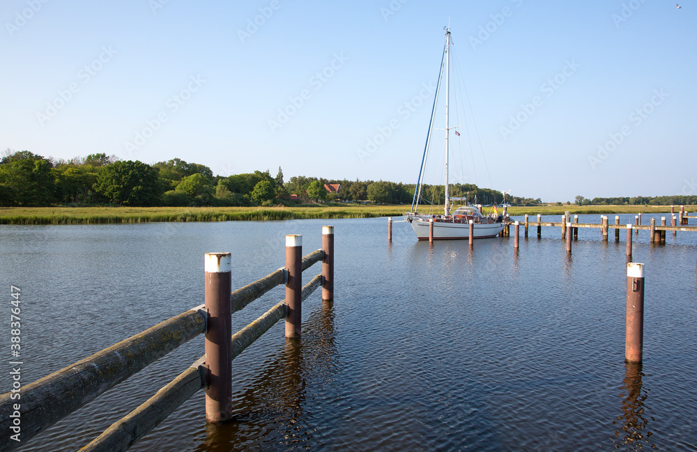 Segelboot angeleint an einer Pier im Bodden der Ostsee nahe Prerow