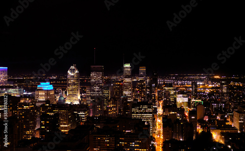 Montreal von oben bei Nacht.