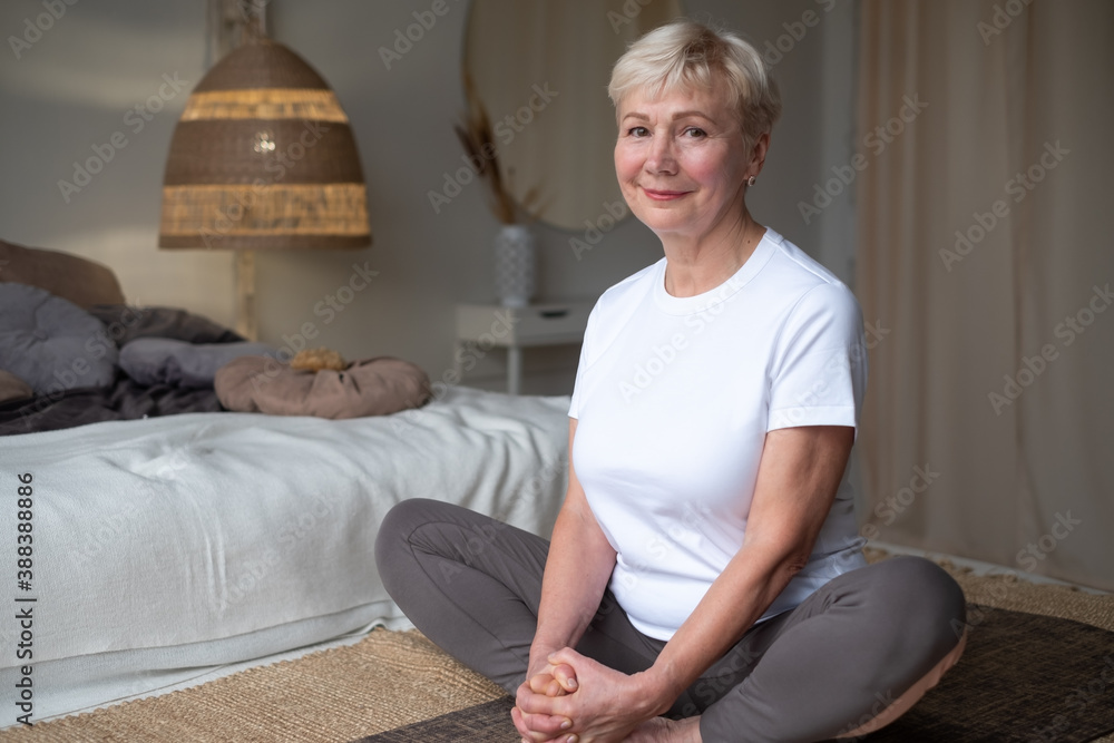 Φωτογραφία Senior caucasian woman doing yoga or pilates training, sitting in Purna Titli, B