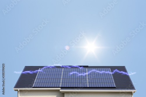 発電中の太陽光発電と青空
