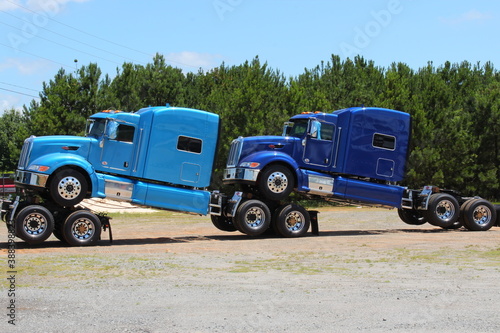 фотографія A truck gives another truck a piggyback ride