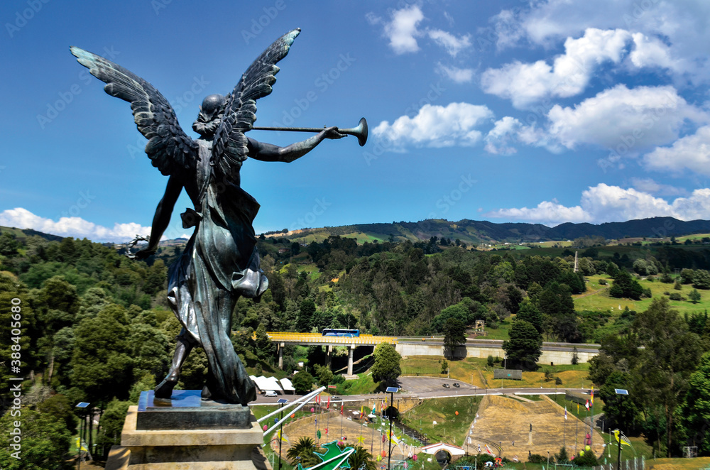 Obraz premium A beautiful esculpture of an Angel blowing a cloud whit a trumpet