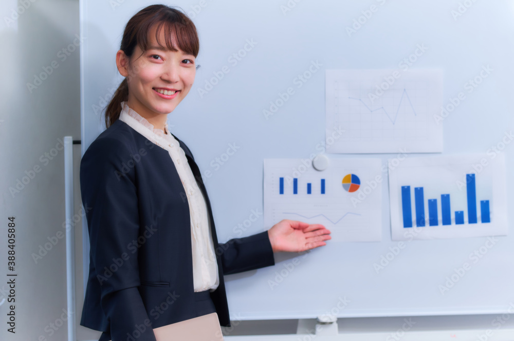 プレゼンする女性 プレゼンする女性