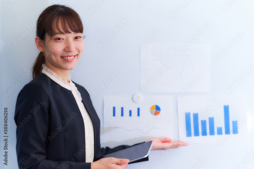 プレゼンする女性 プレゼンする女性
