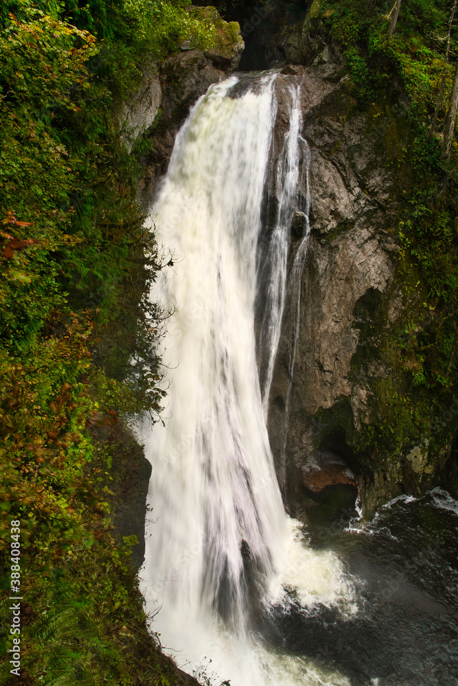 Obraz premium 2020-10-27 A PACIFIC NORTHWEST WATER FALL LOCATED IN NORTH BEND WASHINGTON