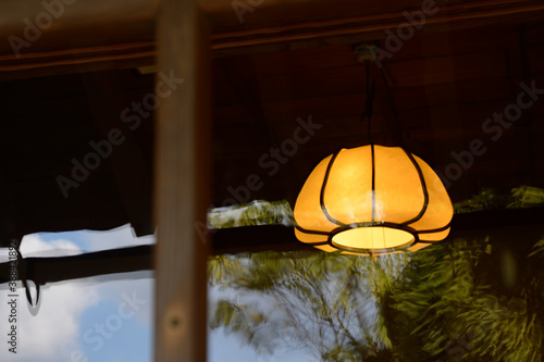 ガラス戸と電燈 © Paylessimages