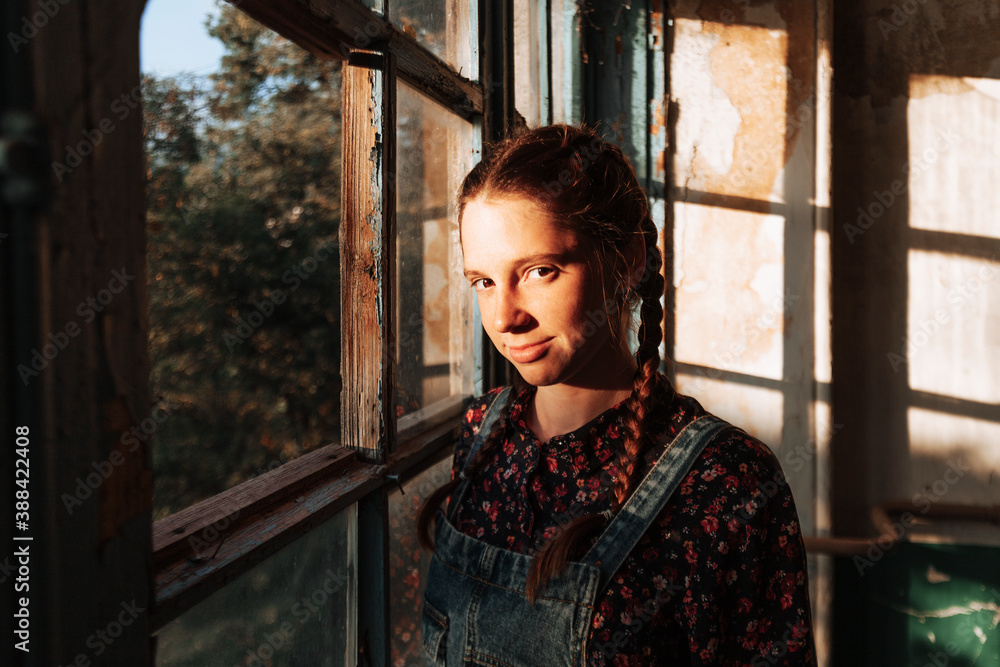Fototapeta premium girl at the old window