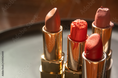 Cuadro en lienzo Close up shot of Imperfect used lipsticks