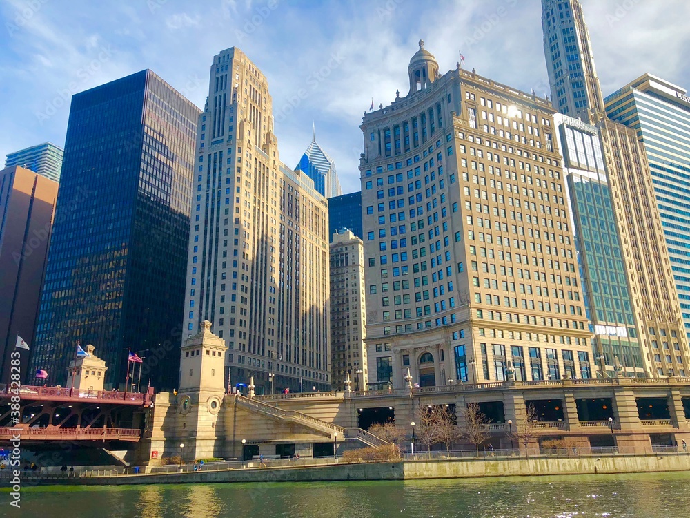 Naklejka premium View of The Chicago River and skyscrapers in downtown Chicago,Illinois, USA