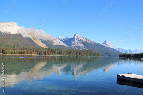Fototapeta Naklejka Na Ścianę i Meble -  October Calm On Maligne Lake, Jasper National Park, Alberta