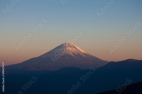 櫛形山からの夕日に染まる富士山 © Paylessimages