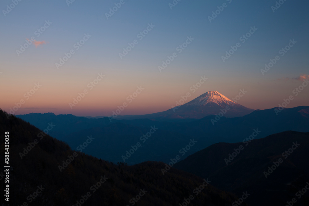 櫛形山からの夕日に染まる富士山