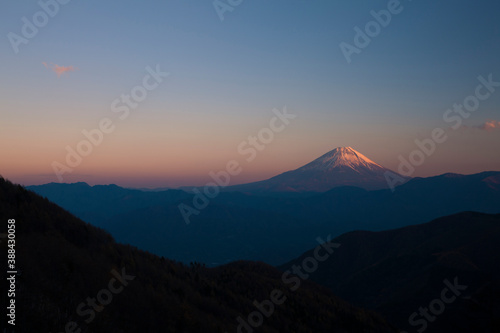櫛形山からの夕日に染まる富士山
