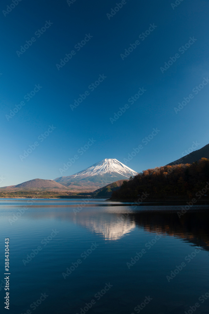 本栖湖からの秋の富士山