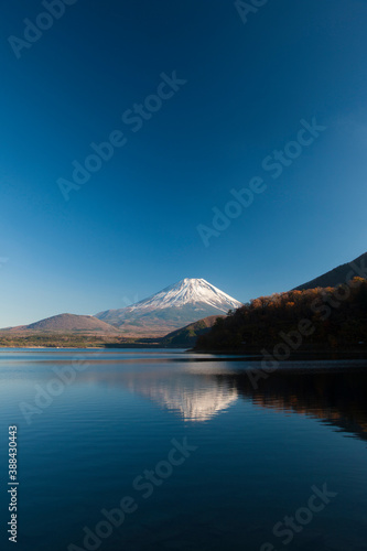 本栖湖からの秋の富士山 © Paylessimages