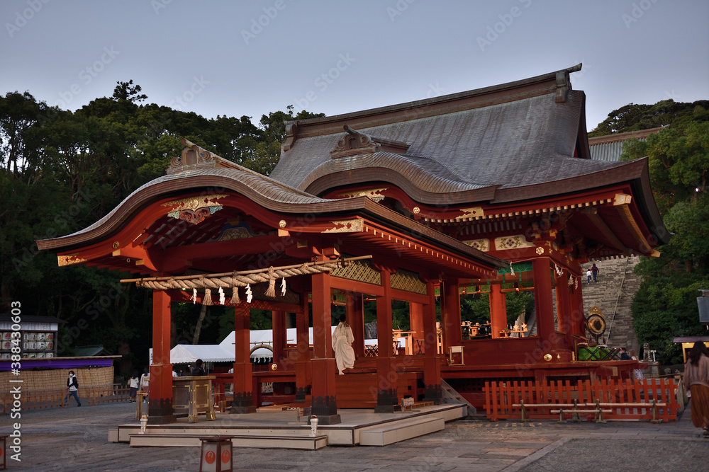 Naklejka premium 夕暮れの鎌倉鶴岡八幡宮 舞殿