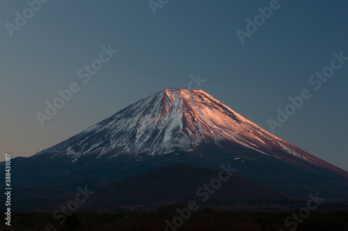 精進湖から夕日に染まる富士山