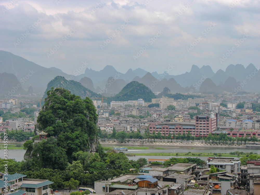 Obraz premium Guilin, Guangxi/China-May 4th 2006: Guilin city landscape