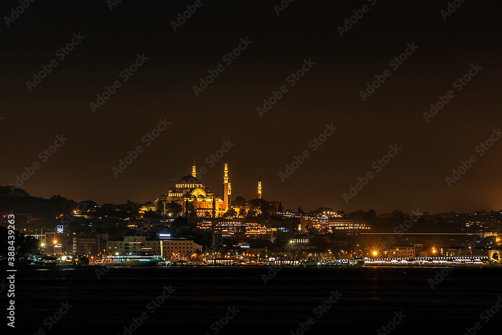 Fototapeta premium Kizkulesi is located off the coast of Salacak neighborhood in Üsküdar district, at the southern entrance of the Bosphorus. It literally means 