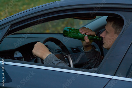 Obraz na płótnie Man driving a car and drinking alcohol, drunk driving concept w salonie