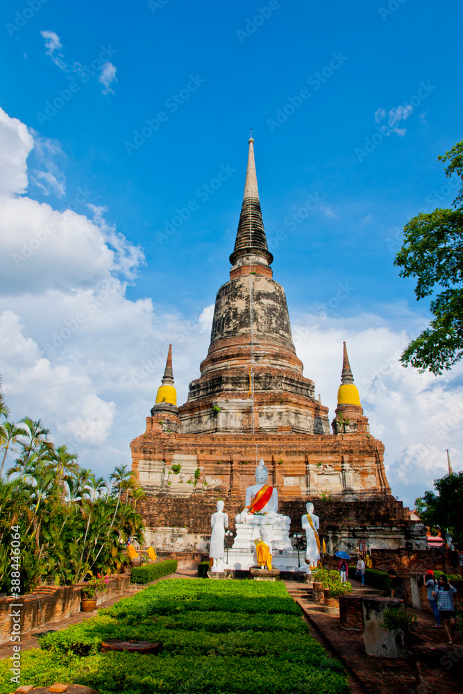 Fototapeta premium ワット・ヤイ・チャイ・モンコンの仏座像