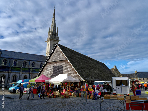 Fototapeta Naklejka Na Ścianę i Meble -  Jour de marché à Plouescat, Les Halles, Finistère, Bretagne, France