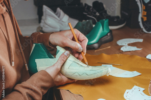 Cuadro en lienzo Shoemaker drawing a pattern on the shoe model