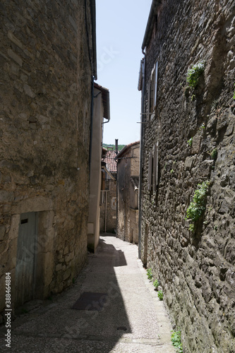Sainte-Eulalie-de-Cernon village m  di  val en Aveyron. 