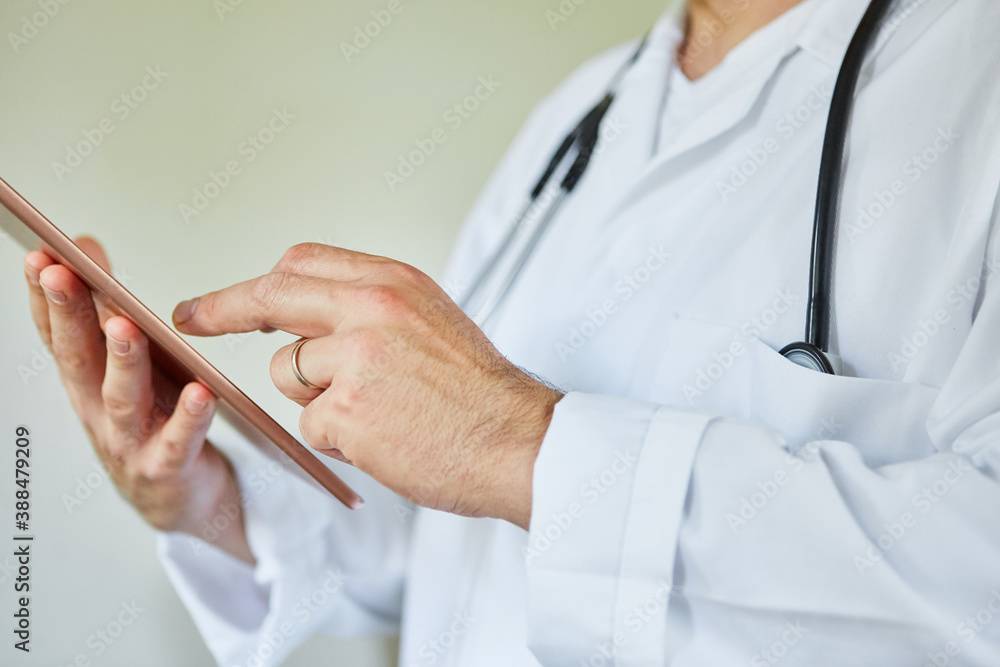 Hand von Arzt bedient Touchscreen am Tablet Hand von Arzt bedient Touchscreen am Tablet