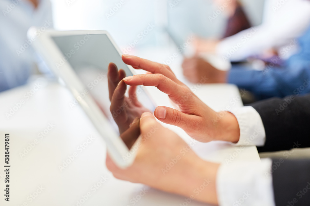 Hand von Geschäftsmann bedient Tablet Hand von Geschäftsmann bedient Tablet