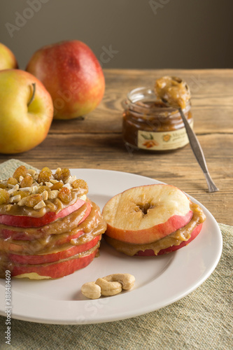 apples with nuts, urbach and raisins