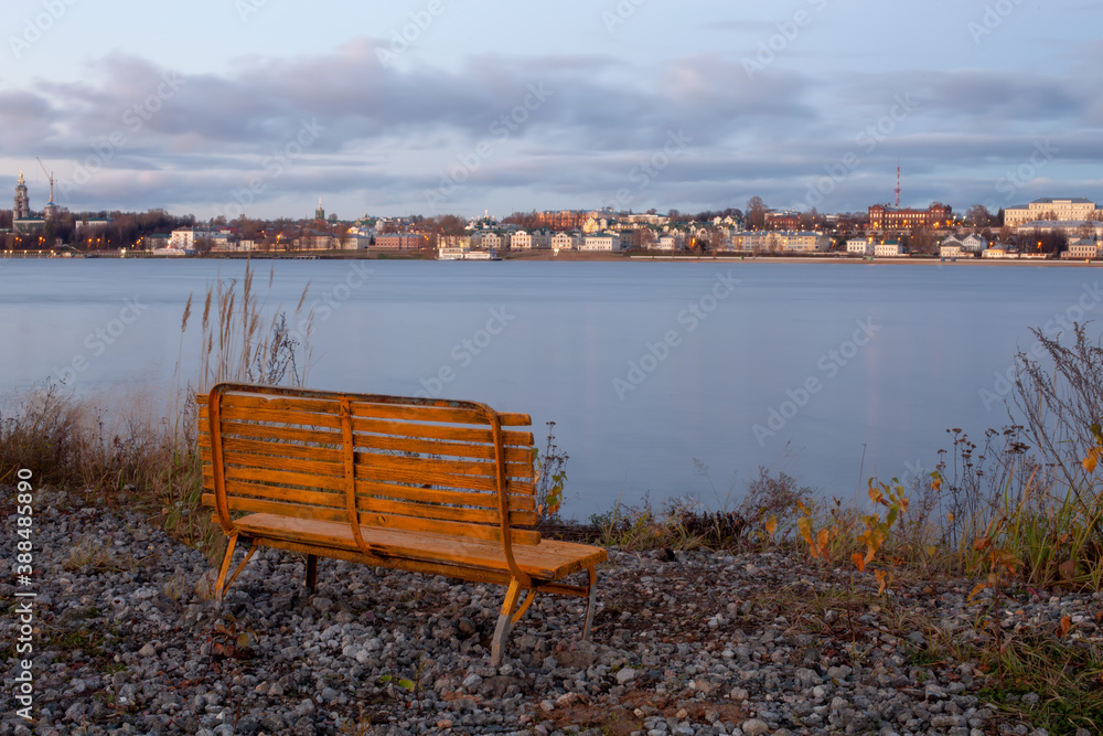 Obraz premium Empty bench by the river