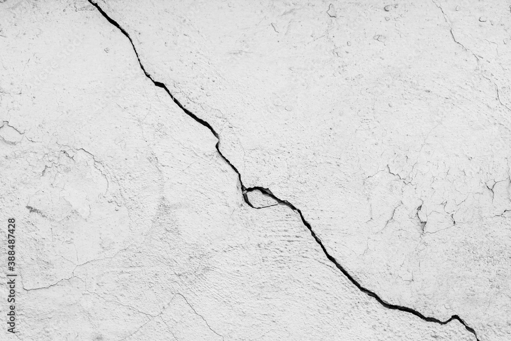 Obraz premium Black and white cracked wall texture.