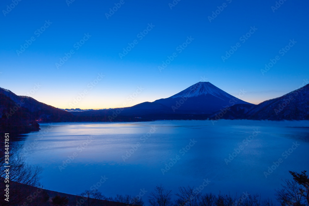 本栖湖の夜明け 山梨県身延町にて 本栖湖の夜明け 山梨県身延町にて