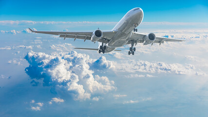 Keuken achterwand Vliegtuig Vliegtuig boven blauwe lucht en wolken  © ABCDstock
