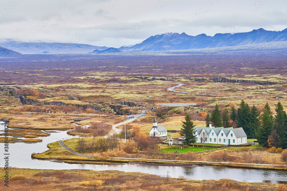 Meseta de Islandia con una iglesia con cementerio 