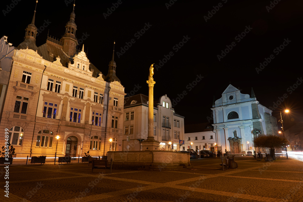 Fototapeta premium PLaza del pueblo de Turnov de noche en la Republica Checa