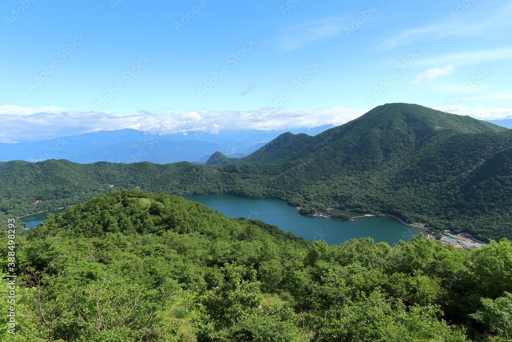 日本百名山”群馬県赤城山”地蔵岳山頂から黒檜山を見る (全体)