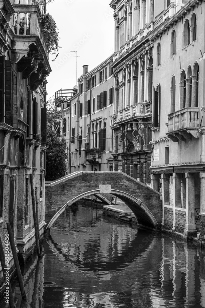 Fototapeta premium pedestrian bridge over venice canal B&W