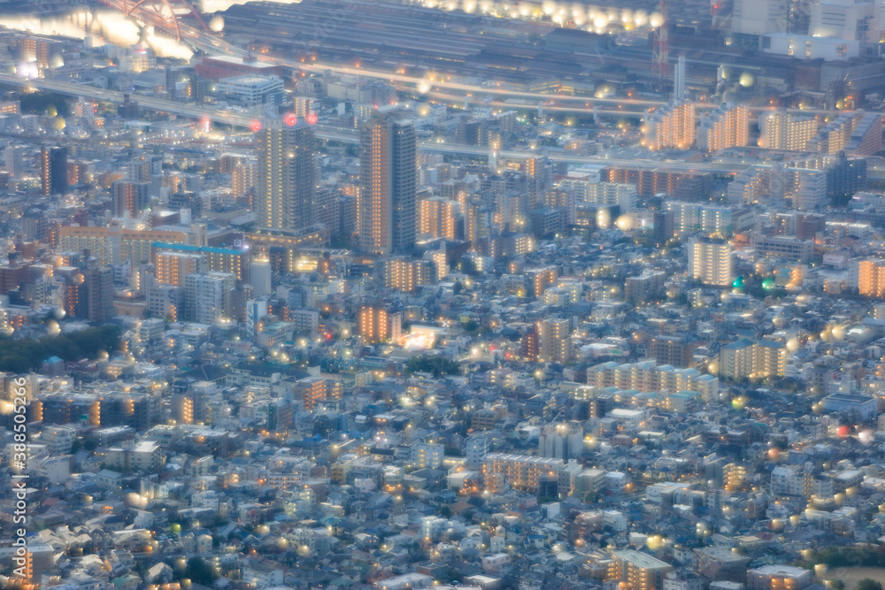 夜明けの都市の景観