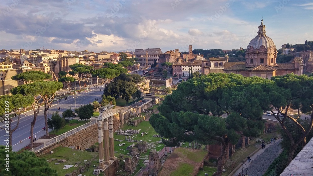 Panorámica de Foro Romano y Coliseo de Roma,Roma,Italia