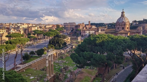 Panorámica de Foro Romano y Coliseo de Roma,Roma,Italia © sergio