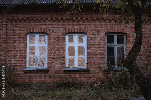 Fototapeta Naklejka Na Ścianę i Meble -  old abandoned building with window