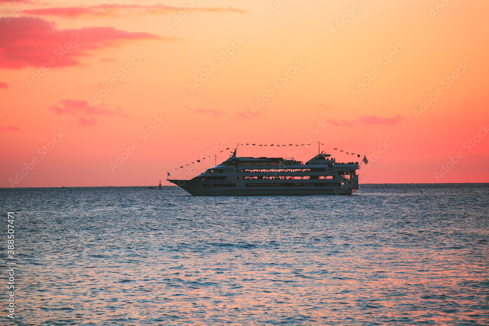 Obraz premium Sunset at Kakaako Waterfront Park, Honolulu, Oahu, Hawaii. cruise ship in the sea