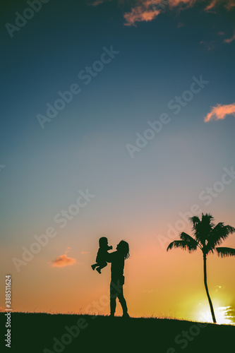 Fototapeta Naklejka Na Ścianę i Meble -  Sunset at Kakaako Waterfront Park, Honolulu, Oahu, Hawaii
