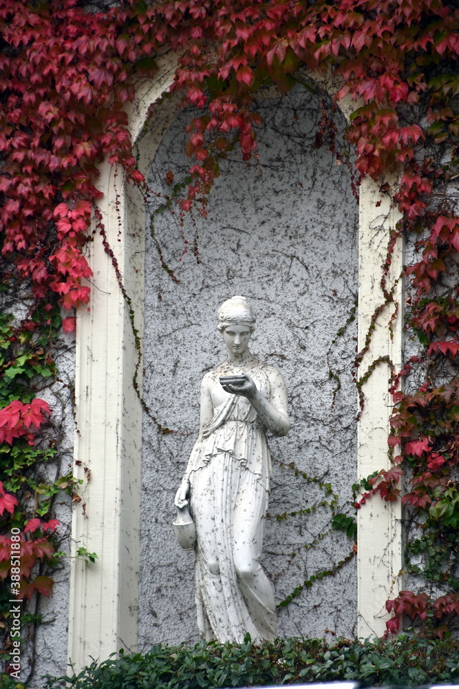 Anmutige Frauenfigur an einer Fassade in Baden-Baden