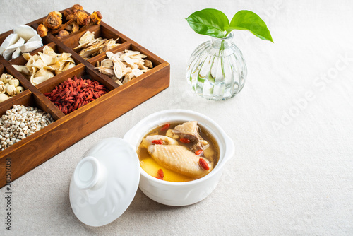 Φωτογραφία Chinese traditional nourishing soup wolfberry stewed chicken soup